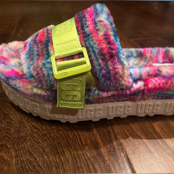 Ugg women 8 multicolor logo platform fluffita pixelate NWOB buckle new w/out box - Picture 3 of 7